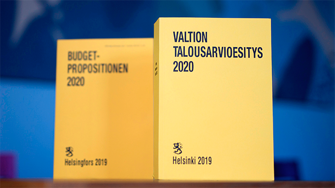 Kaksi vuoden 2020 budjettikirjaa.