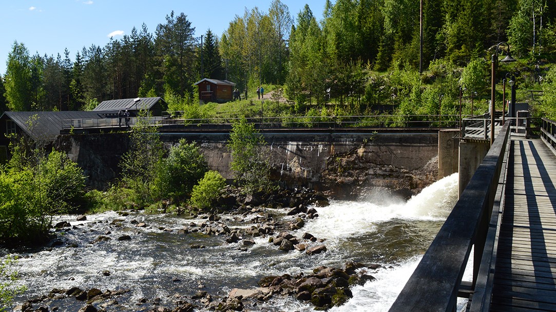 Lahnasenkosken voimala ja patosilta